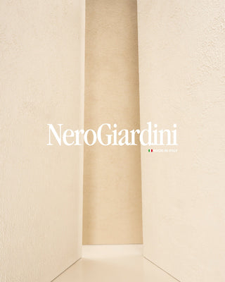 Logo NeroGiardini su sfondo minimal beige, con scritta Made in Italy sotto il marchio
