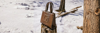 Borsa Gaudì fotografata su sfondo innevato